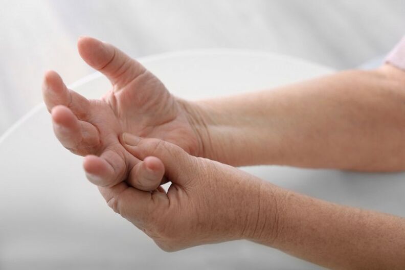 Ο πόνος στα χέρια και τα δάχτυλα είναι ένα κοινό σύμπτωμα της αυχενικής οστεοχονδρωσίας